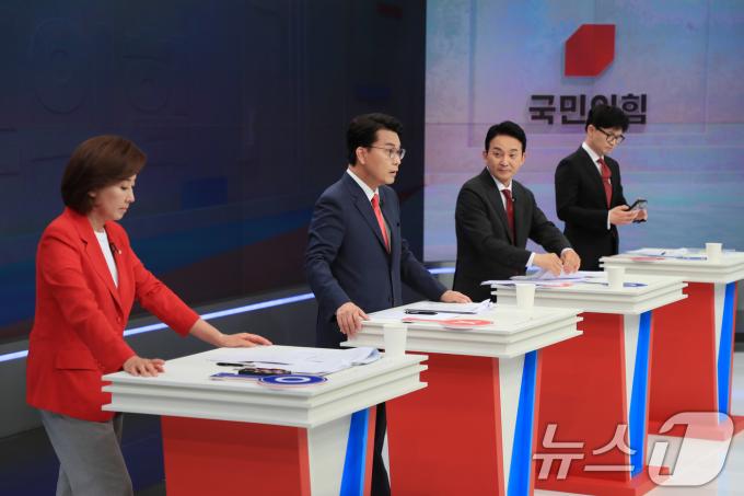 9일 오후 서울 중구 TV조선에서 국민의힘 전당대회에 출마한 나경원(왼쪽부터), 윤상현, 원희룡, 한동훈 당대표 후보가 TV조선을 통해 열리는 첫 TV토론에 참석해 토론 준비를 하고 있다. 2024.7.9/뉴스1 ⓒ News1 국회사진취재단
