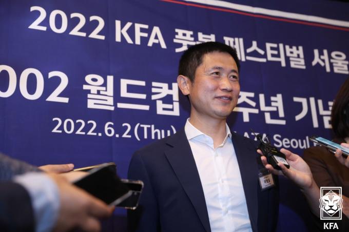 이영표 강원 FC 대표이사가 2일 서울 중구 더플라자호텔에서 열린 2002 한일 월드컵 20주년 기념 오찬에서 취재진의 질문에 답하고 있다. (대한축구협회 제공) 2022.6.2/뉴스1