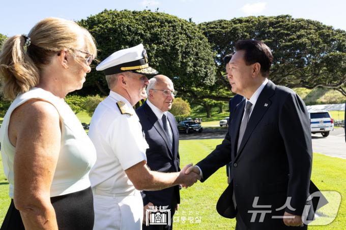[사진] 윤석열 대통령, 미국 인도·태평양 사령관과 악수