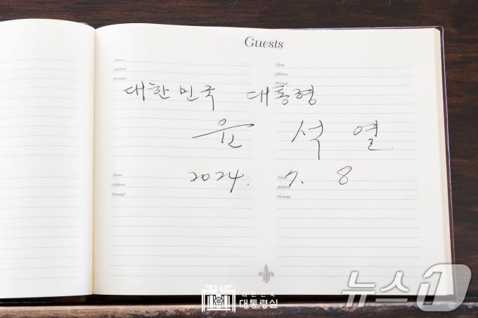[사진] 윤석열 대통령, 하와이 태평양국립묘지 방명록