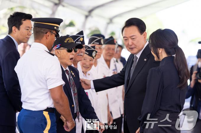[사진] 6·25참전 미군 용사들과 인사 나누는 윤석열 대통령