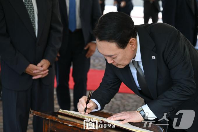 [사진] 하와이 태평양국립묘지에서 방명록 작성하는 윤석열 대통령