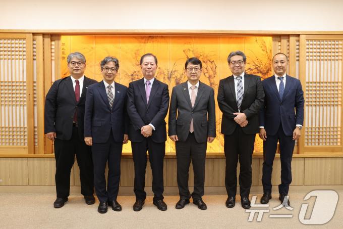 [사진] 최응천 국가유산청장, 도쿄국립박물관장과 기념촬영