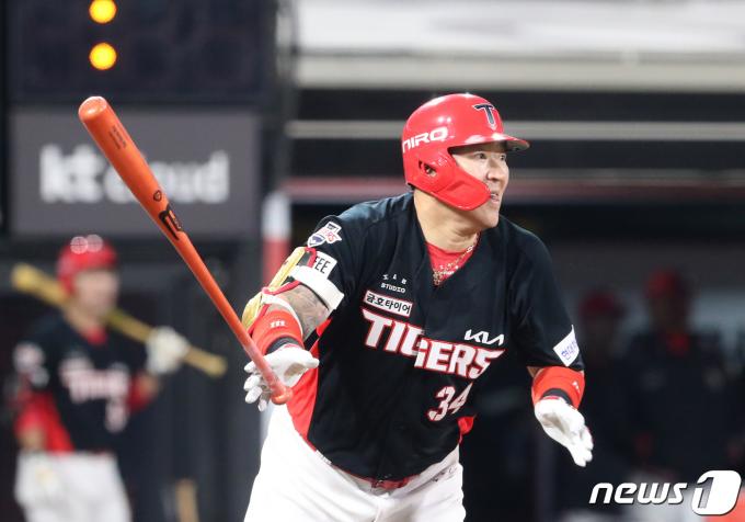 KIA 타이거즈 최형우가 국내 최고령 만루홈런을 기록했다. /뉴스1 DB ⓒ News1 김영운 기자