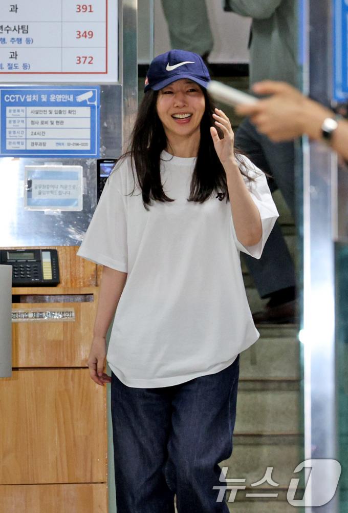 [사진] 밝은 표정으로 경찰서 나서는 민희진 어도어 대표