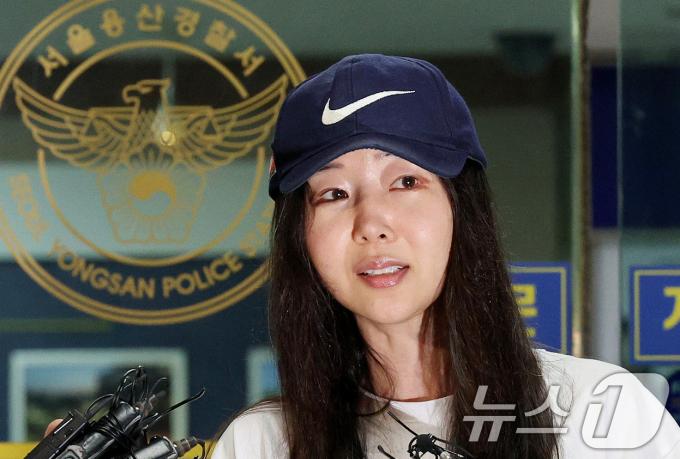 배임 혐의로 경찰조사를 마친 민희진 어도어 대표가 9일 오후 서울 용산경찰서에서 취재진의 질문에 답변하고 있다.ⓒ News1 장수영 기자