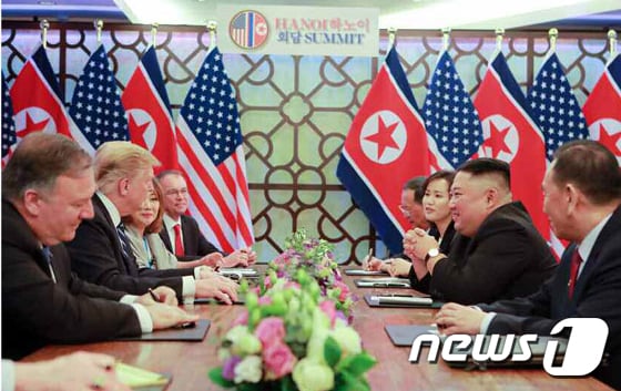 김정은 북한 국무위원장과 도널드 트럼프 당시 미국 대통령이 지난 2019년 2월28일 베트남 하노이 메트로폴 호텔에서 단독회담, 확대회담을 하고 있다. 북한 노동신문 보도 사진. (노동신문)2019.3.1/뉴스1