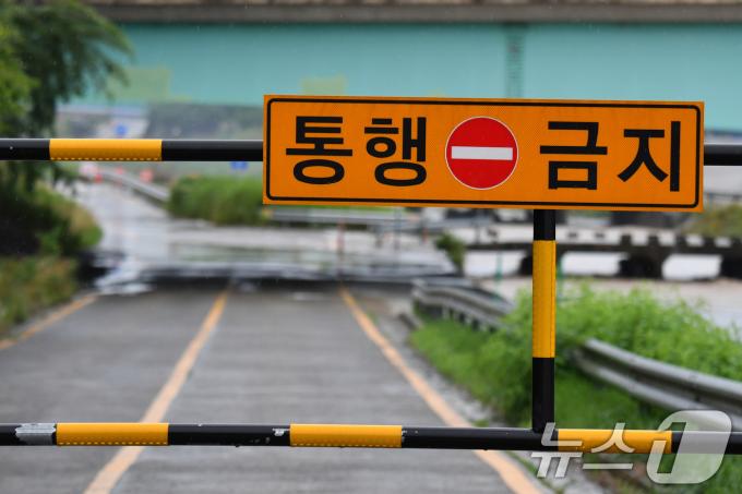 9일 오전 경북 포항시 남구 연일읍 섬안대교 하부도로가 폭우로 통제되고 있다. 2024.7.9/뉴스1 ⓒ News1 최창호 기자