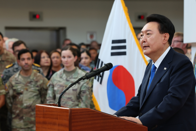 윤석열 대통이 집중호우로 인한 피해 상황을 미국 현지에서 보고 받고, 인명구조와 피해예방 조치를 긴급 지시했다. 사진은 지난 9일(현지시각) 미국 인도·태평양사령부에서 열린 미 장병 격려행사에서 격려사를 한 윤 대통령. /사진=뉴시스