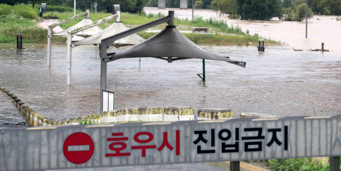 10일 오전 충남 지역에 폭우가 쏟아진 가운데 논산시의 한 오피스텔 승강기에 지하에서 침수돼 1명이 사망하는 사고가 발생했다. 사진은 지난 8일 대전 서구 정림동 갑천변이 침수된 모습. /사진=뉴스1