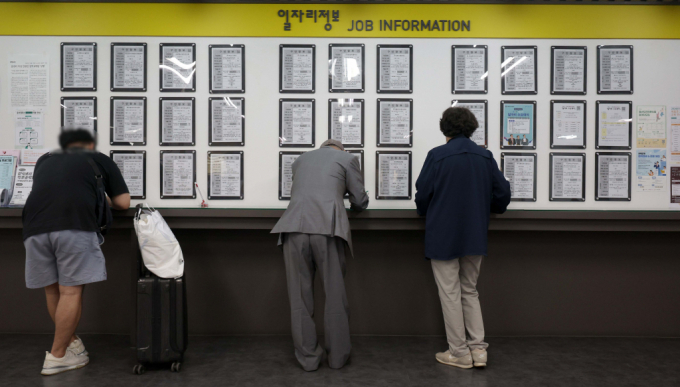 통계청 집계 결과 6월 전국 취업자 수가 1년 전보다 9만6000명 늘었다. 사진은 서울 마포구 서부고용복지플러스센터에서 구직자들이 채용공고를 살피는 모습. / 사진=뉴시스 김선웅 기자  /사진=김선웅