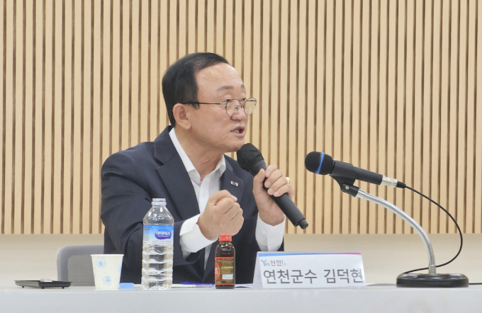 김덕현 연천군수가 임기내 지속가능한 정책을 만들어 '연천 미래비전 2030, 생활인구 1000만 명 시대'를 위한 디딤돌을 구축할 것이라는 각오를 전하고 있다. /사진=이건구 기자