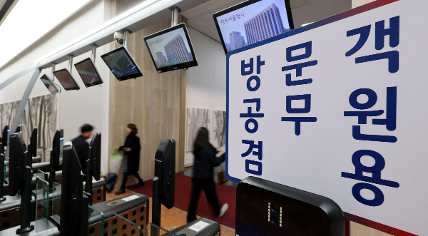 일부 지방자치단체가 공무원들의 초과근무수당 부당수급을 막기 위해 QR 코드 인증을 도입했으나 이를 악용하는 사례가 발생해 조치에 나선다. 사진은 지난해 11월16일 서울 종로구 정부서울청사. /사진=뉴스1