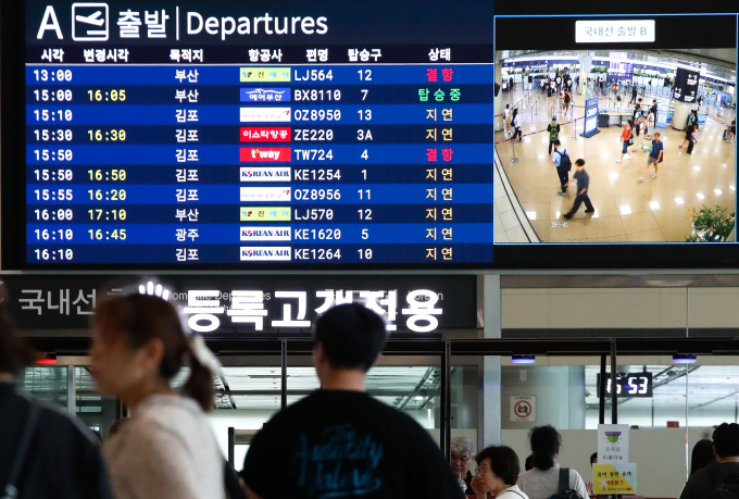 집중호우와 돌풍으로 인해 10일 8시50분 기준으로 김포, 김해, 제주공항 등 25편의 항공기가 결항됐다. 사진은 지난 2일 제주국제공항 3층 출발장 항공기 출도착 상황판에 지연과 결항 운항 안내가 표기된 모습. /사진=뉴시스
