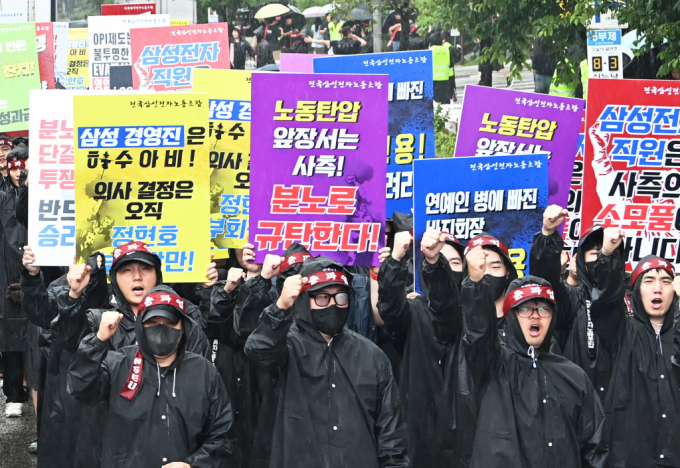 삼성전자 최대 노조인 전국삼성전자노동조합(전삼노)이 총파업에 돌입한 지난 8일 경기도 화성시 삼성전자 화성사업장 정문 앞에서 총파업 결의대회에 참가한 조합원들이 구호를 외치고 있다. / 사진=뉴시스 김종택 기자 /사진=김종택