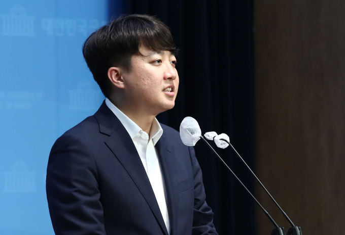 이준석 개혁신당 의원이 한동훈 전 국민의힘 비상대책위원장과 김건희 여사의 문자 메시지 논란에 대해 "윤석열 대통령이 어물전에다가 진짜 오물을 뿌리고 간 것 같다"고 밝혔다. 사진은 이 의원이 지난달 20일 서울 여의도 국회 소통관에서 1호 법안인 공직선거법 일부개정법률안 관련 기자회견을 하는 모습. /사진=뉴스1