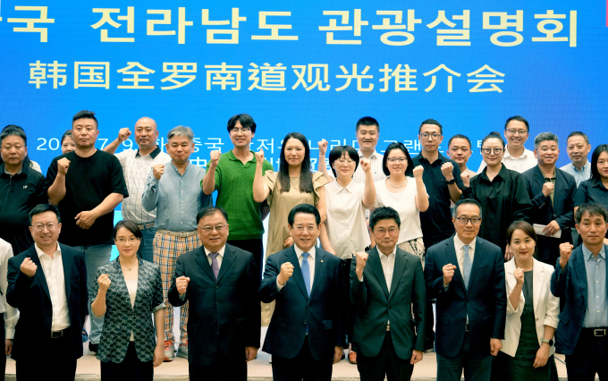 중국을 방문 중인 김영록 전라남도지사(왼쪽에서 네번째)가 9일(현지 시간) 저장성 항저우 나라다 그랜드호텔에서 현지 여행항공업계 언론인 등 60여 명이 참석한 가운데 열린 전남관광설명회에서 참석자들과 기념촬영을 하고 있다./전남도