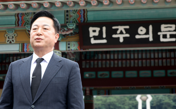 김두관 더불어민주당 당 대표 후보가 자신의 출마가 이재명 더불어민주당 전 대표와 사전에 약속된 출마라는 의혹에 대해 부인했다. 사진은 지난 9일 광주 북구 운정동 국립  5·18민주묘지를 찾은 김두관 더불어민주당 당 대표 후보자. /사진=뉴스1 