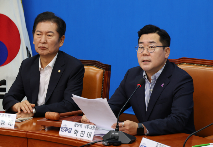 더불어민주당이 도이치모터스 2차 주가조작 사건의 컨트롤타워로 지목된 인물이 '임성근 전 해병대 1사단장 구명 로비를 VIP에게 했다'고 밝힌 녹취록을 언급하며 채상병 특검법 통과를 강조했다. 사진은 박 원내대표(오른쪽)가 10일 서울 여의도 국회에서 열린 당 최고위원회의에서 발언하는 모습. /사진=뉴시스