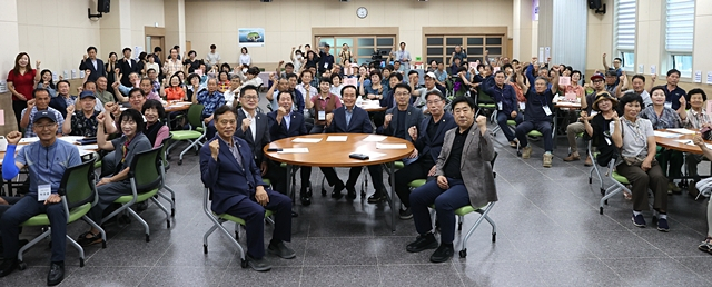 지난 9일 2024년 행복마을자치사업 행복공유마당 참석자들이 단체사진을 촬영하고 있다./사진제공=경북 의성군