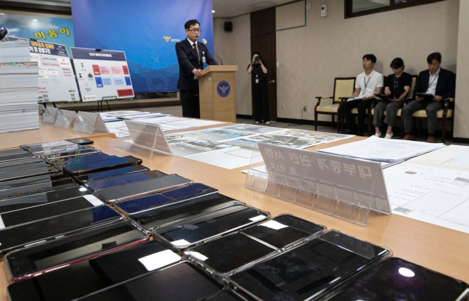 지난해 6월 서민 대출을 중개하며 불법 수수료 29.7억원을 챙긴 일당을 검거한 서울관악경철서의 한 관계자가 브리핑하는 모습. 사진=뉴스1 