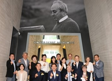수원시립미술관에서 지난 9일 열린 2024 국제전 '올리비에 드브레: 마인드스케이프' 개막식에서 이를 기념하는 사잔을 찍고 있다. 사진제공=수원시립미술관