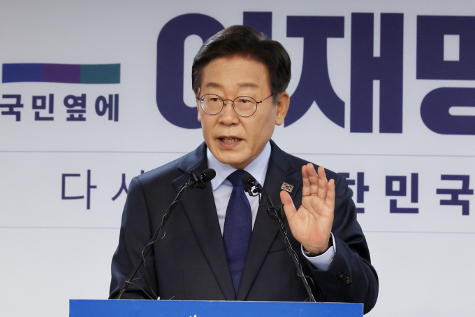 이재명 전 더불어민주당 대표가 국민의힘의 윤석열 대통령 탄핵 찬반입장 표명 요구에 대해 O·X 외에도 답은 많다며 비판의 목소리를 높였다. 사진은 이 전 대표가 10일 서울 여의도 중앙당사에서 열린 8·18 전당대회 당 대표 출마 선언 기자회견에서 발언하는 모습. /사진=뉴시스