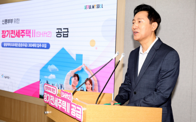 오세훈 서울시장이 10일 오후 서울시청에서 '신혼부부 장기전세주택 II'(시프트2) 공급 관련 브리핑을 통해 관련 내용을 설명했다. /사진=뉴시스