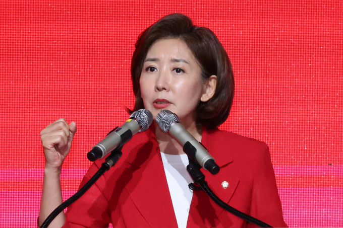 나경원 국민의힘 의원이 총선 당시 지원 유세에 나오지 않았다는 한동훈 전 국민의힘 비상대책위원장의 비판에 대해 "정치와 시스템을 너무 모른다"고 반박했다. 사진은 나 의원이 지난 8일 광주 서구 김대중컨벤션센터에서 열린 국민의힘 제4차 전당대회 광주·전북·전남·제주 합동연설회에서 정견발표를 하는 모습. /사진=뉴시스