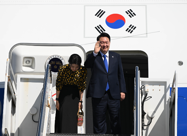 윤석열 대통령이 체코 원전 건설 사업 수주에 직접 나설지 주목된다. 사진은 9일(현지시각) 미국 하와이 히캄 공군기지에서 북대서양조약기구(NATO·나토) 75주년 정상회의 참석을 위해 워싱턴 DC로 향하는 공군 1호기에 탑승하며 인사하는 윤 대통령과 김건희 여사. /사진=뉴시스