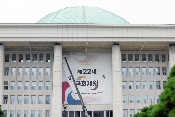 오는 15일 개최 예정이었던 국회 개원식이 여·야 협상 불발로 무산될 위기다. 사진은 지난 7일 서울 여의도 국회에서 제22대 국회 개원을 축하하는 대형 현수막이 철거되는 모습. /사진=뉴시스