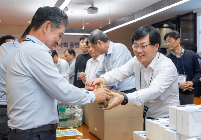 HDC현대산업개발이 협력회사들의 ESG 대응역량 지원을 위해 동반성장위원회와 업무협약을 체결했다. /사진=HDC현대산업개발