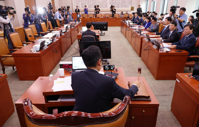더불어민주당이 추경호 국민의힘 원내대표의 윤석열 대통령 탄핵 청원 청문회 원천 무효 주장에 대해 국회법에 따른 적법한 절차라고 말했다. 사진은 정청래 국회 법제사법위원장이 지난 9일 서울 여의도 국회에서 열린 법사위 전체회의에서 윤 대통령 탄핵소추안 즉각 발의 요청에 관한 청원 관련 청문회 실시계획서 채택의 건 관련 안건이 처리되는 모습. /사진=뉴시스 