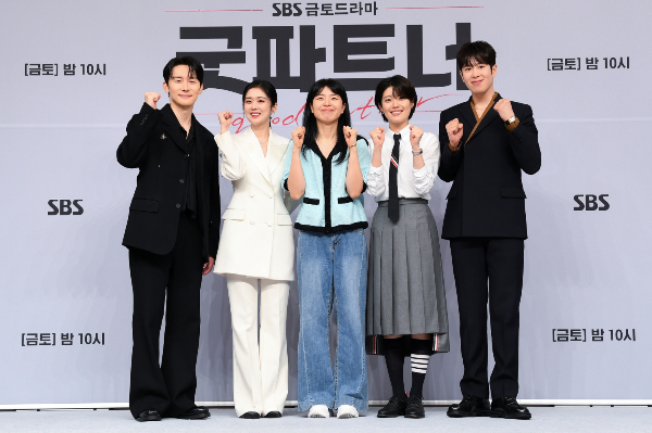 김가람 감독이 4명의 배우에 대한 캐스팅에 만족감을 표했다. 사진은 지난 10일 오후 2시 서울 목동 SBS 사옥에서 SBS 금토드라마 '굿파트너' 제작발표회에 참석한 배우 김준한과 장나라, 김가람 감독, 남지현, 표지훈(왼쪽부터). /사진=SBS 제공