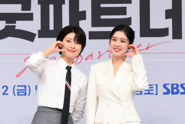 장나라와 남지현의 케미가 기대를 모은다. 사진은 지난 10일 오후 2시 서울 목동 SBS 사옥에서 SBS 금토드라마 '굿파트너' 제작발표회에 참석한 배우 남지현과 장나라. /사진=SBS 제공