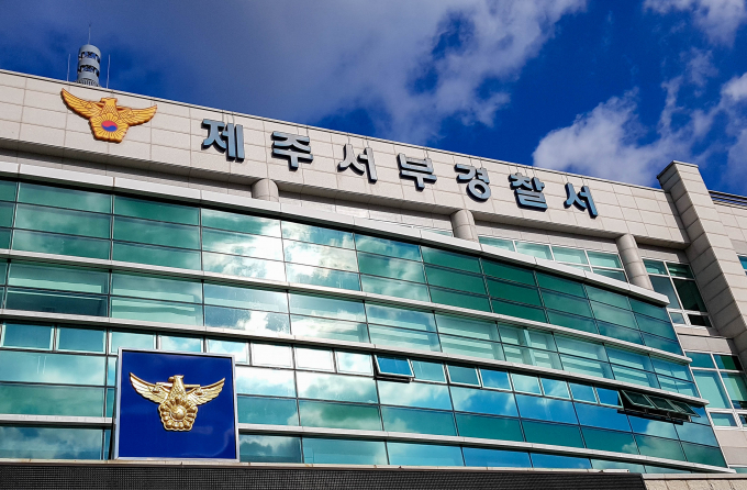 경찰이 여자친구를 둔기로 폭행하고 감금한 혐의를 받는 40대를 긴급 체포했다. 사진은 제주서부경찰서 청사 전경. /사진=뉴시스