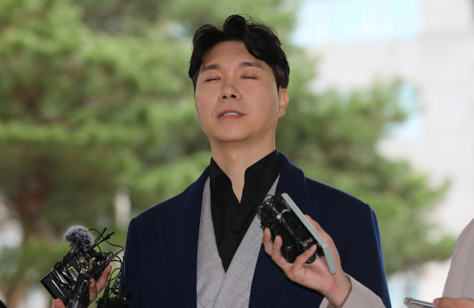 방송인 박수홍이 개인 돈과 소속사 자금 횡령 혐의를 받는 친형 박모씨(56세)의 2심 재판에 증인으로 출석했다. 사진은 박수홍이 지난해 3월15일 서울 마포구 서울서부지방법원에서 특정경제범죄 가중처벌 등에 관한 법률(횡령) 위반 혐의로 기소된 친형 박 모씨와 배우자 이 모씨에 대한 4차 공판에 증인으로 출석하며 취재진의 질문에 답하는 모습. /사진=뉴스1 