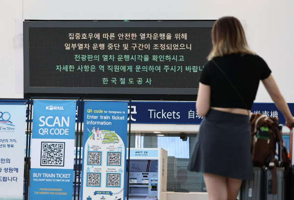중부지방에 내린 집중호우로 운행을 중단했던 열차 노선 중 일부가 이날 자정부터 정상 운행한다. 사진은 10일 서울 중구에 위치한중부지방에 내린 집중호우로 정상적인 열차 운영이 어려움을 알리는 서울역 전광판의 모습. /사진=뉴시스
