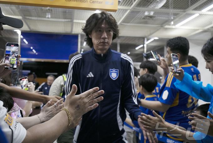 홍명보 프로축구 K리그1 울산 HD 감독이 10일 울산문수경기장에서 광주FC를 상대로 '하나은행 K리그1 2024 22라운드' 홈 경기를 위해 경기장에 들어서고 있다. 홍명보 감독은 이날 한국 축구 국가대표팀 감독직을 수락한 이후 처음 팬들 앞에 섰다.2024.7.10/뉴스1 ⓒ News1 김지혜 기자