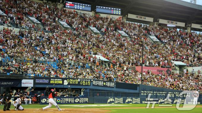 10일 오후 서울 송파구 잠실야구장에서 열린 프로야구 '2024 신한 SOL 뱅크 KBO리그' KIA 타이거즈와 LG 트윈스의 경기, 3루 KIA 응원단이 열정적인 응원을 펼치고 있다. 2024.7.10/뉴스1 ⓒ News1 김진환 기자