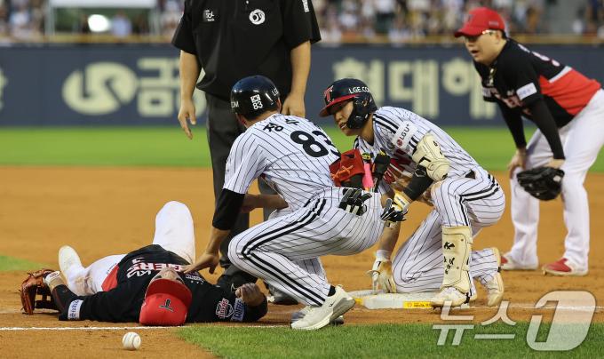 [사진] 구본혁과 충돌 후 쓰러진 김선빈
