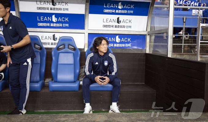 홍명보 울산HD 감독이 10일 울산 문수경기장에서 열린 울산HD와 광주FC의 경기에서 벤치에 앉아 경기를 지켜보고 있다. 홍명보 감독은 이날 한국 축구 국가대표팀 감독직을 수락한 이후 처음으로 모습을 보였다.2024.7.10/뉴스1 ⓒ News1 김지혜 기자