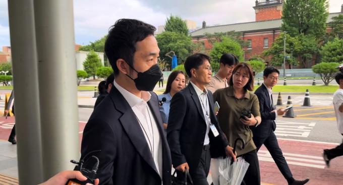 서울 종로구 서울대병원에서 '시청역 교차로 역주행 사고' 운전자 차 모 씨(68)에 대한 2차 피의자 조사를 마차고 나오는 경찰 조사관들. 2024.7.10/뉴스1 ⓒ News1 김종훈 기자