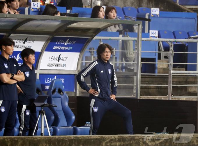 홍명보 울산HD 감독이 10일 울산 문수경기장에서 열린 울산HD와 광주FC의 경기에서 경기를 지켜보고 있다. 홍명보 감독은 이날 한국 축구 국가대표팀 감독직을 수락한 이후 처음으로 모습을 보였다.2024.7.10/뉴스1 ⓒ News1 김지혜 기자