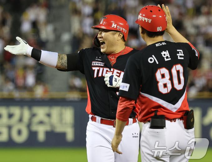 [사진] 최형우, 오늘은 9회초 동점 적시타!