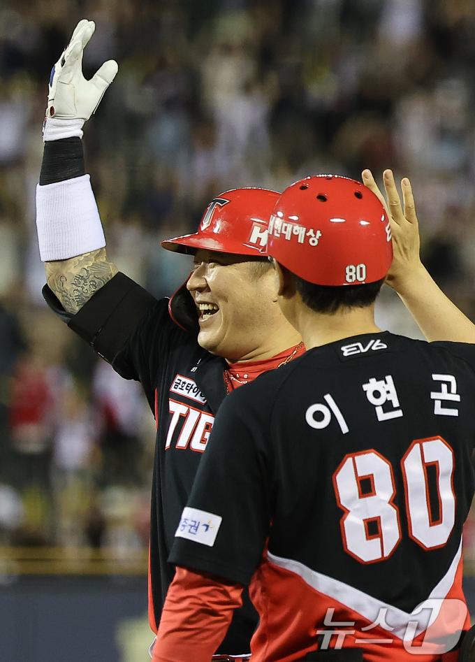 [사진] 9회초 2사 터진 최형우의 극적인 동점 적시타