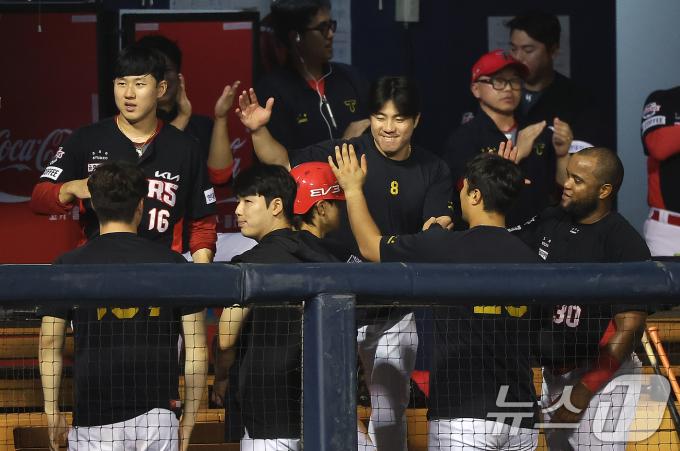 [사진] KIA 더그아웃은 '축제 분위기'
