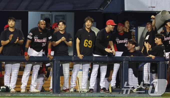 [사진] KIA 더그아웃, 최형우의 동점 적시타에 축제 분위기