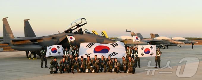 [사진] 2024 피치블랙 '기념촬영하는 조종사들'