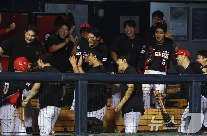 [사진] 축제 분위기의 KIA 더그아웃